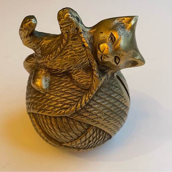Brass cat and ball of yarn coin bank - Picture 3 of 4